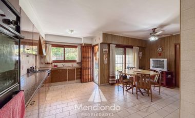 Casa 4 amb. de 199m2 tot. con Cochera y gran parque. San Carlos (Paso y Güemes)