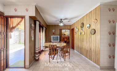 Casa 4 amb. de 199m2 tot. con Cochera y gran parque. San Carlos (Paso y Güemes)