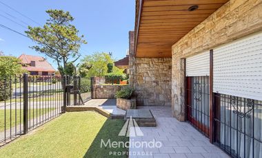 Casa 4 amb. de 199m2 tot. con Cochera y gran parque. San Carlos (Paso y Güemes)