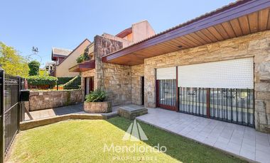 Casa 4 amb. de 199m2 tot. con Cochera y gran parque. San Carlos (Paso y Güemes)