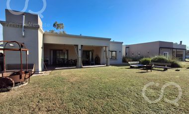 Impecable casa en venta Casuarinas Del Pilar Club de Campo