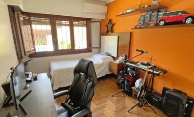 VENTA CASA 5 AMBIENTES EN PARQUE CISNEROS