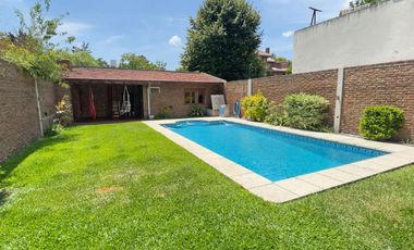 VENTA CASA 5 AMBIENTES EN PARQUE CISNEROS