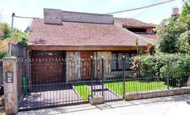 VENTA CASA 5 AMBIENTES EN PARQUE CISNEROS