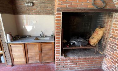 VENTA CASA 5 AMBIENTES EN PARQUE CISNEROS