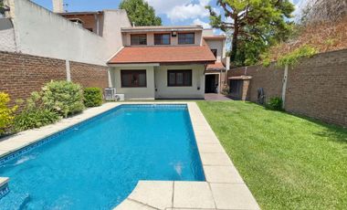 VENTA CASA 5 AMBIENTES EN PARQUE CISNEROS