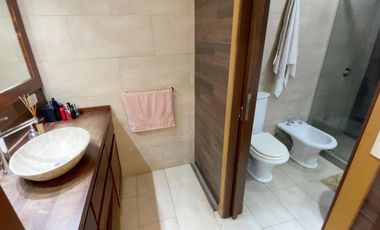 VENTA CASA 5 AMBIENTES EN PARQUE CISNEROS