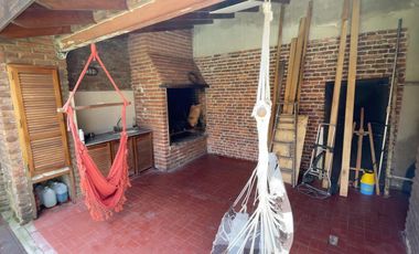 VENTA CASA 5 AMBIENTES EN PARQUE CISNEROS