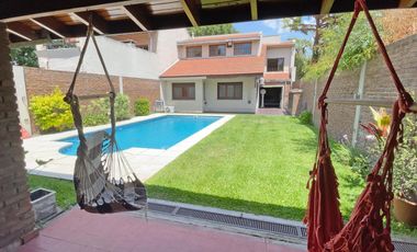 VENTA CASA 5 AMBIENTES EN PARQUE CISNEROS