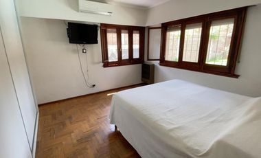 VENTA CASA 5 AMBIENTES EN PARQUE CISNEROS