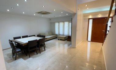 VENTA CASA 5 AMBIENTES EN PARQUE CISNEROS