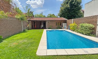 VENTA CASA 5 AMBIENTES EN PARQUE CISNEROS