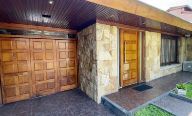 VENTA CASA 5 AMBIENTES EN PARQUE CISNEROS