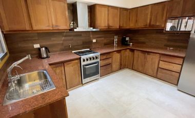 VENTA CASA 5 AMBIENTES EN PARQUE CISNEROS