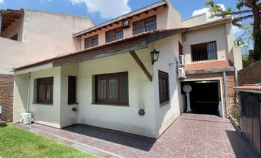 VENTA CASA 5 AMBIENTES EN PARQUE CISNEROS