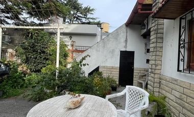 Casa en  venta con 3 viviendas de 4amb y 2amb, jardín y cochera - Wilde