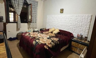 Casa en  venta con 3 viviendas de 4amb y 2amb, jardín y cochera - Wilde