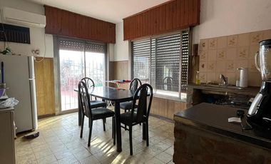 Casa en  venta con 3 viviendas de 4amb y 2amb, jardín y cochera - Wilde