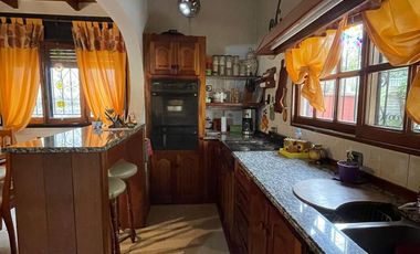 Casa en  venta con 3 viviendas de 4amb y 2amb, jardín y cochera - Wilde