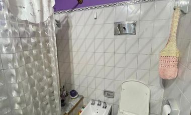 Casa en  venta con 3 viviendas de 4amb y 2amb, jardín y cochera - Wilde