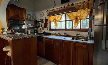 Casa en  venta con 3 viviendas de 4amb y 2amb, jardín y cochera - Wilde