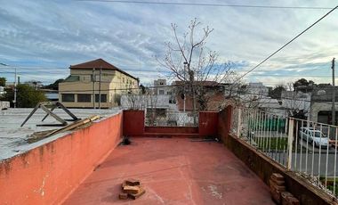 Casa en  venta con 3 viviendas de 4amb y 2amb, jardín y cochera - Wilde