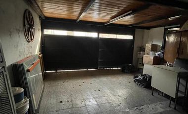 Casa en  venta con 3 viviendas de 4amb y 2amb, jardín y cochera - Wilde