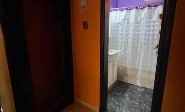 Casa en  venta con 3 viviendas de 4amb y 2amb, jardín y cochera - Wilde