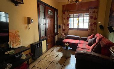 Casa en  venta con 3 viviendas de 4amb y 2amb, jardín y cochera - Wilde