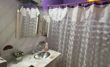 Casa en  venta con 3 viviendas de 4amb y 2amb, jardín y cochera - Wilde