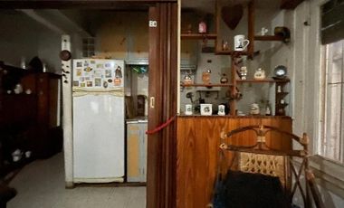 Casa en  venta con 3 viviendas de 4amb y 2amb, jardín y cochera - Wilde