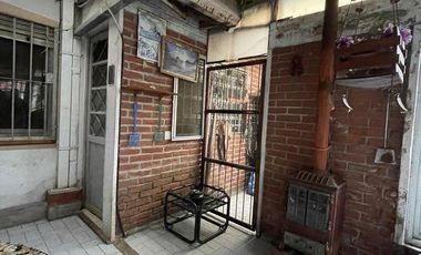 Casa en  venta con 3 viviendas de 4amb y 2amb, jardín y cochera - Wilde