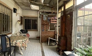 Casa en  venta con 3 viviendas de 4amb y 2amb, jardín y cochera - Wilde