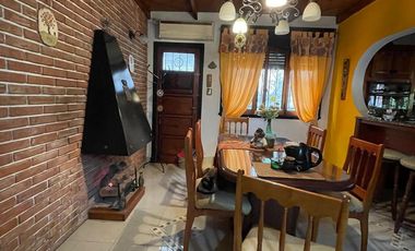 Casa en  venta con 3 viviendas de 4amb y 2amb, jardín y cochera - Wilde