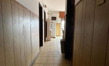 Casa en  venta con 3 viviendas de 4amb y 2amb, jardín y cochera - Wilde