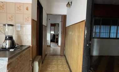 Casa en  venta con 3 viviendas de 4amb y 2amb, jardín y cochera - Wilde