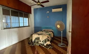 Casa en  venta con 3 viviendas de 4amb y 2amb, jardín y cochera - Wilde