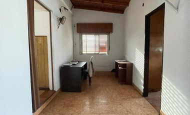 Casa en  venta con 3 viviendas de 4amb y 2amb, jardín y cochera - Wilde