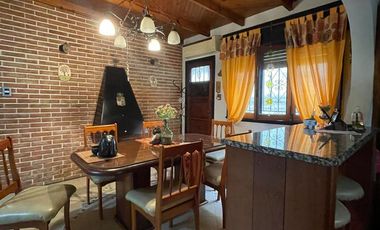 Casa en  venta con 3 viviendas de 4amb y 2amb, jardín y cochera - Wilde