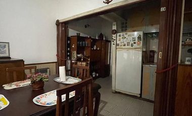 Casa en  venta con 3 viviendas de 4amb y 2amb, jardín y cochera - Wilde