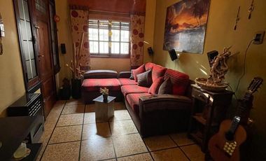 Casa en  venta con 3 viviendas de 4amb y 2amb, jardín y cochera - Wilde