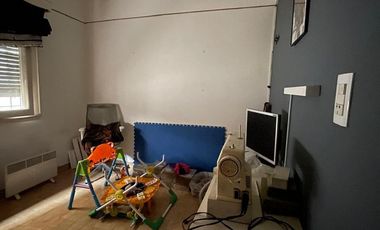 Casa en  venta con 3 viviendas de 4amb y 2amb, jardín y cochera - Wilde