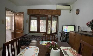 Casa en  venta con 3 viviendas de 4amb y 2amb, jardín y cochera - Wilde