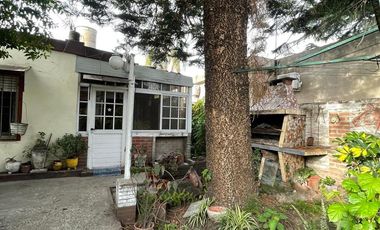 Casa en  venta con 3 viviendas de 4amb y 2amb, jardín y cochera - Wilde