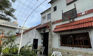 Casa en  venta con 3 viviendas de 4amb y 2amb, jardín y cochera - Wilde