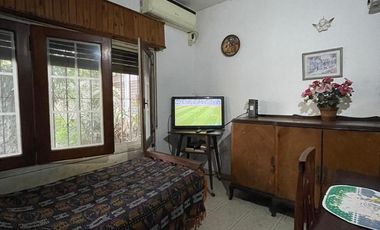 Casa en  venta con 3 viviendas de 4amb y 2amb, jardín y cochera - Wilde