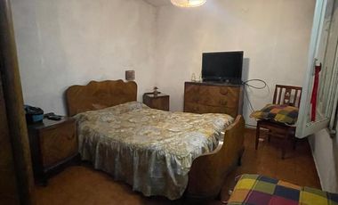 Casa en  venta con 3 viviendas de 4amb y 2amb, jardín y cochera - Wilde