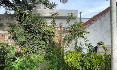 Casa en  venta con 3 viviendas de 4amb y 2amb, jardín y cochera - Wilde