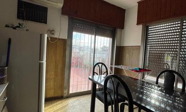 Casa en  venta con 3 viviendas de 4amb y 2amb, jardín y cochera - Wilde