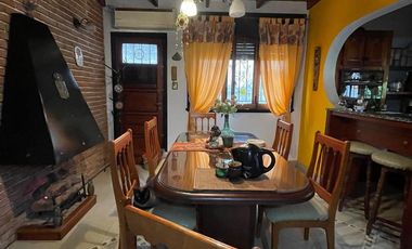 Casa en  venta con 3 viviendas de 4amb y 2amb, jardín y cochera - Wilde